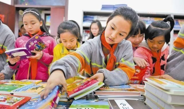 外出的孩子|双胞胎女儿，一个“常去浪”，一个“常在家”，长大后差距巨大