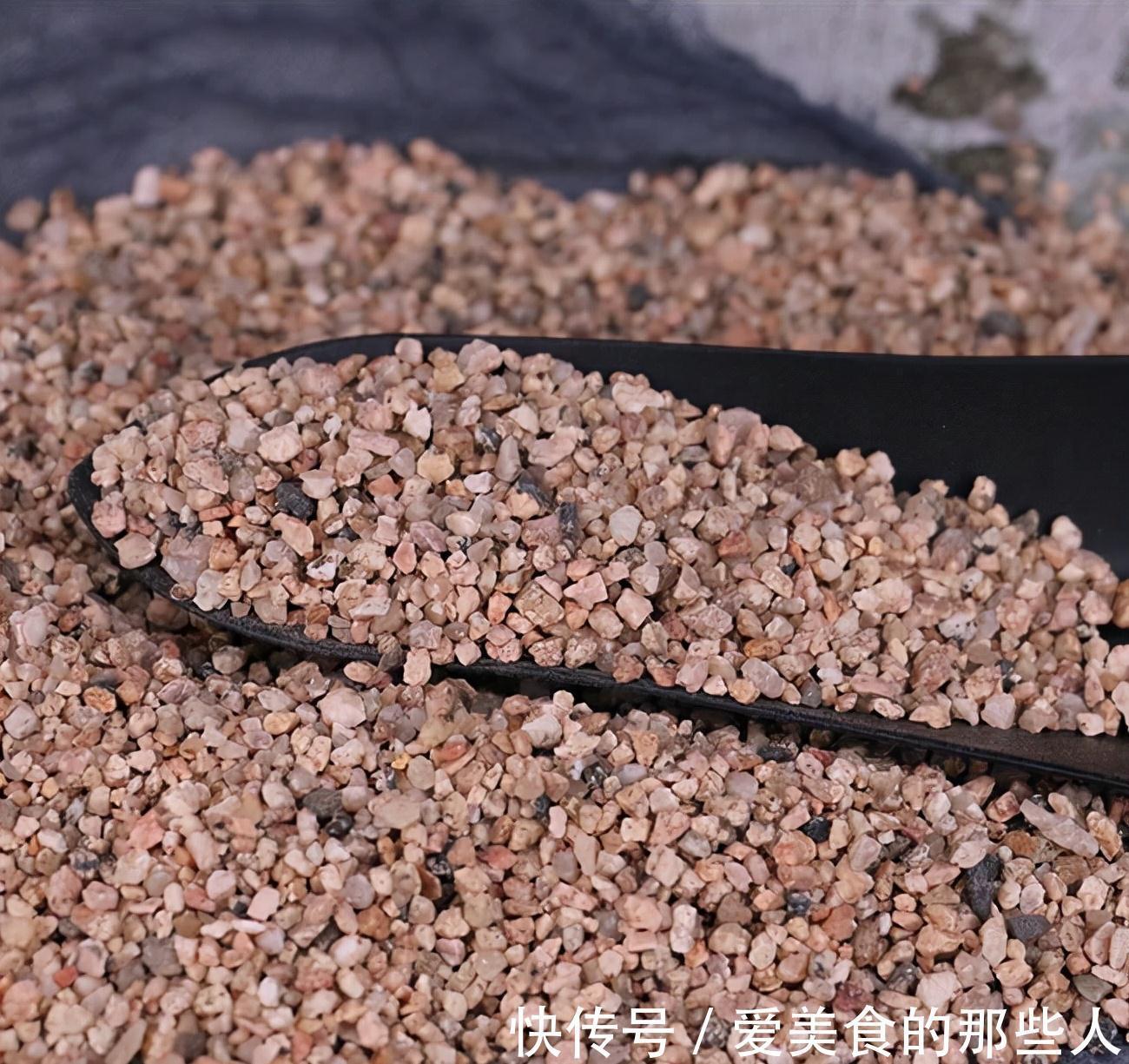 养花土里，必须加3种料，不板结不积水不烂根，花草疯长很旺盛