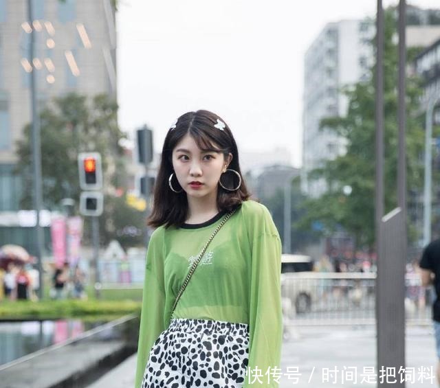 街拍白色豹纹小姐姐很有范儿,诺隐诺现的黑色很有诱惑感!