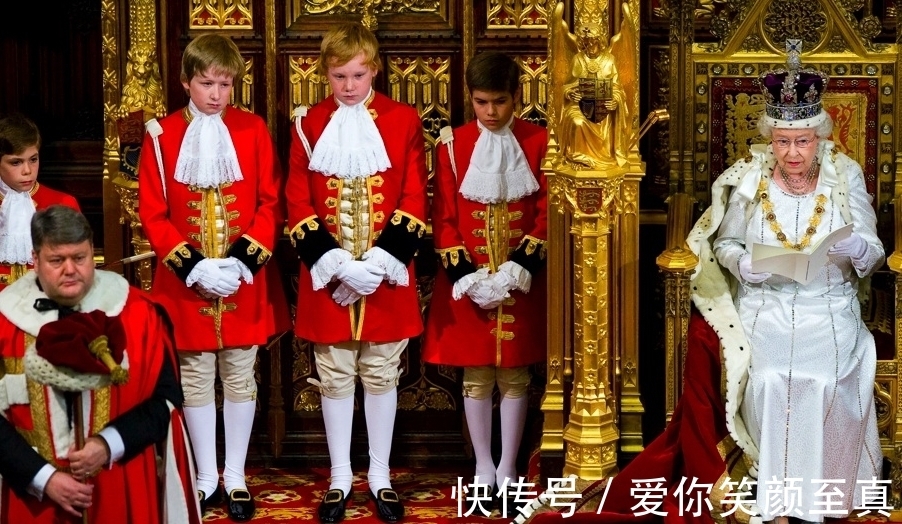 贵族子弟|英国的提袍男童,必须由贵族子弟担任,曾在女王演讲时晕倒