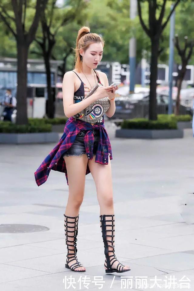 逛街也要穿得优雅,牛仔短裤+高跟鞋,过了40岁的女人也可以穿!