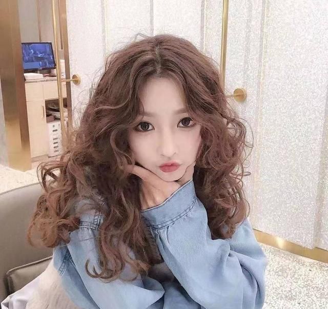 怎么样烫头蓬松还不显老?搞懂这三个减龄发型,小卷洋气大卷时尚