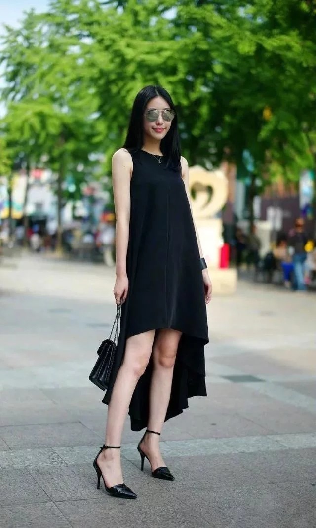街拍:小姐姐身穿双层裙,脚踩一字带高跟鞋充满无限魅力