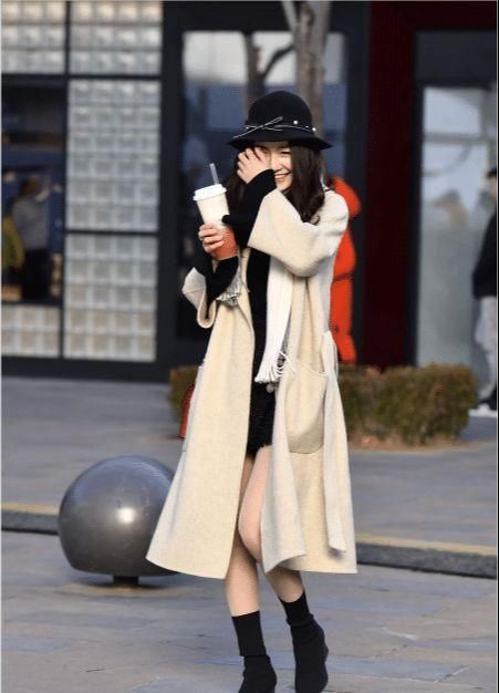 搭配|穿风衣的小姐姐搭配薄丝袜，真是不怕冷，简直太有甜美感