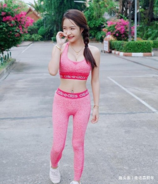 好身材 潮流的打底裤美女，个性潮范又精美，展现出完美好身材