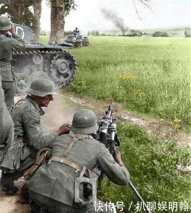 美军|二战老照片:德军从美军尸体上扒靴子,炮火下小红军成唯一幸存者