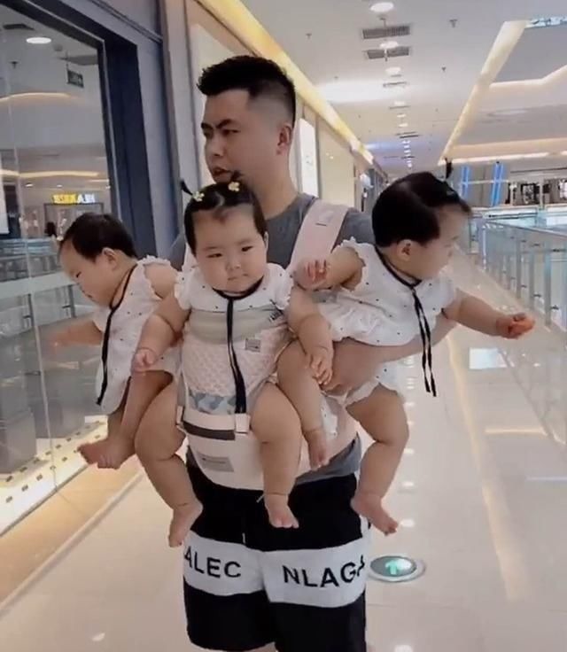 宝妈|爸妈带仨娃逛商场,爸爸怀抱成必争之地,妈妈坐小推车不香吗