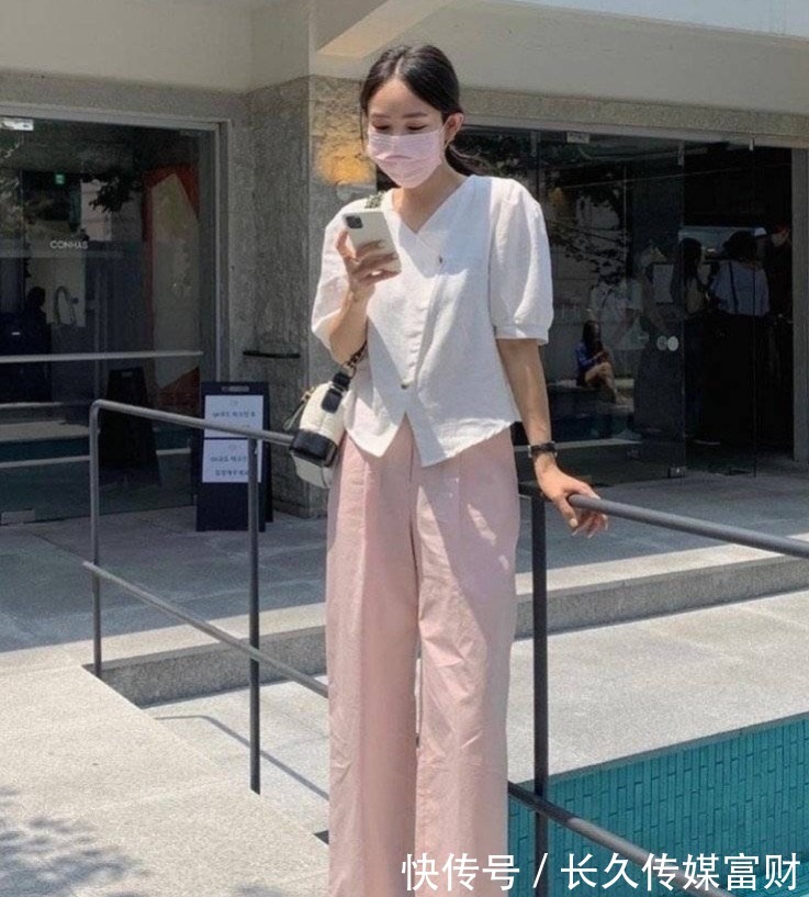 百搭|穿短袖不一定要穿牛仔裤,今夏流行这样穿,显瘦百搭还气质
