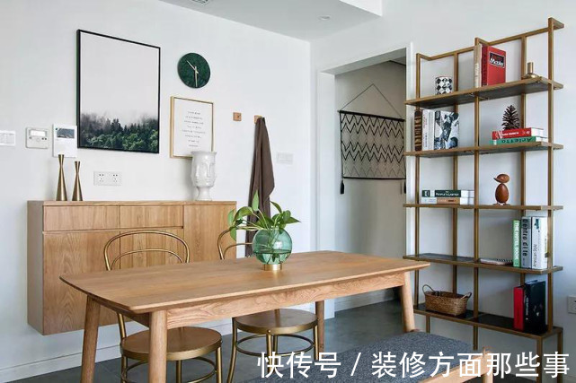 三居室|107平北欧风三居室，客厅简易书架搭配原木餐桌，充满文艺色彩