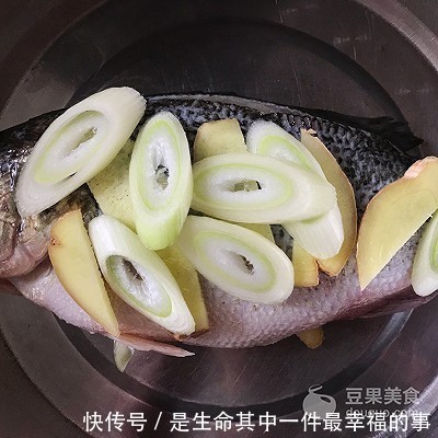 清蒸鲈鱼时，放盐和料酒都不对厨师长教你正确做法，太香了