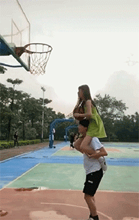 |搞笑GIF段子:狗子:我去那边溜一氵