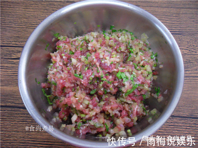 此款面食很简单,捏一捏,烙一烙就完成,皮薄馅大越嚼越香