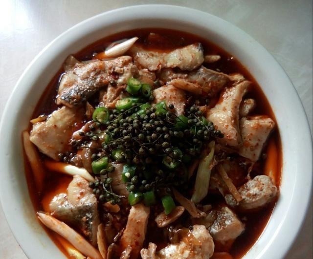 炖鱼时，“两种调料”不能放，否则鱼腥味很大，又难吃