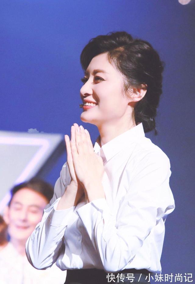 半身裙 周涛这气质感实在罕见!简单的白衬衫+半身裙,能穿出满满高级感