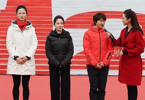 气质优雅|潘晓婷微笑出镜!39岁仍气质优雅,两大奥运冠军陪伴左右