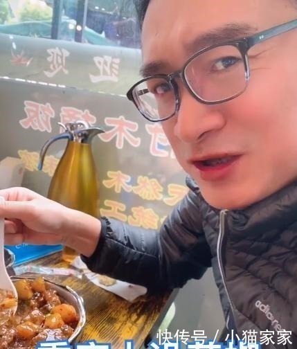 58岁黄安路边摊吃木桶饭!大方分享价格自嘲,曾穷到靠女人吃饭