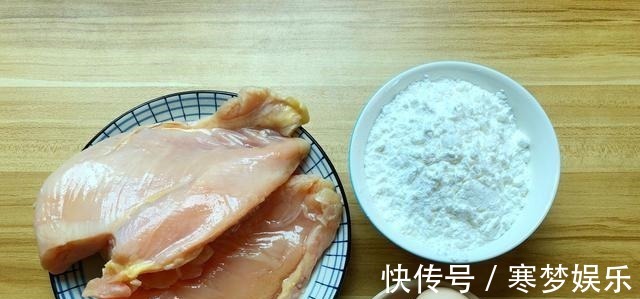 鸡胸肉不要总炒着吃了,试试这做法,外酥里嫩,吃着特解馋!