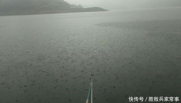 夏季手竿钓大鱼4大秘诀，常用这些招数，大货也能连竿上