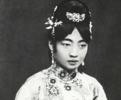 遗物|末代皇后婉容惨死狱中,尸体被扔进臭水沟,身上只有一件遗物