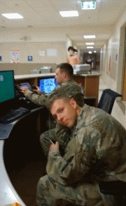 |搞笑GIF:昨天领女友回家吃饭,只顾着看她了,全家人大气都不敢喘一下