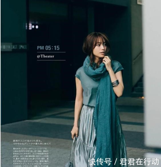 素色 懂穿衣，更优雅，日本太太的素色搭配，色彩对比浓烈，穿搭更吸睛！