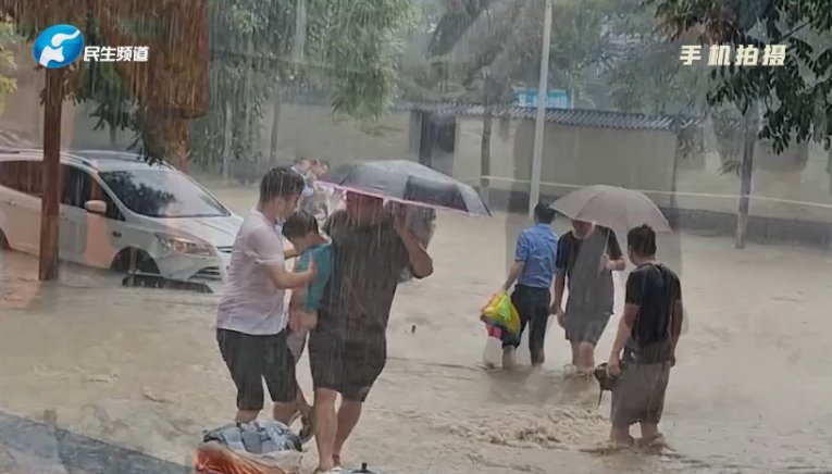 英雄|19位亲历者口述暴雨中惊心瞬间！致敬暴雨中挺身而出的平凡英雄！