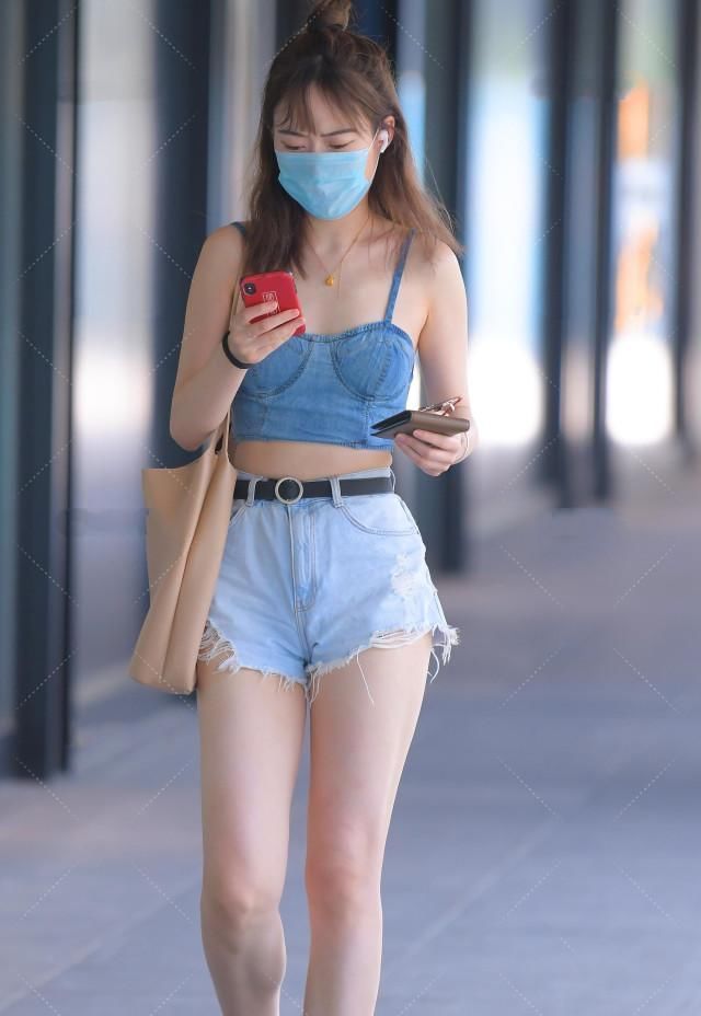 牛仔短背心配上牛仔短裤,小欧美风,国际范十足