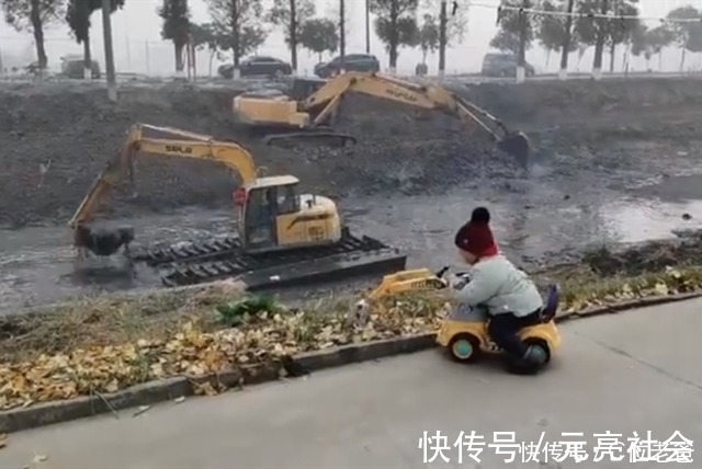 河道|萌娃开“挖机”,在河道旁学工人工作走红,网友:休想划水