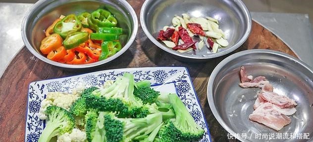  食材|炒花菜很多人都做错了，大厨教你正确做法，看饭店里面是怎么做的