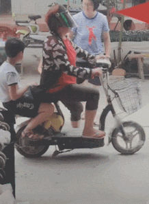 |搞笑GIF图:我们家祖传下来的座驾,这速度感觉不比你们的车差