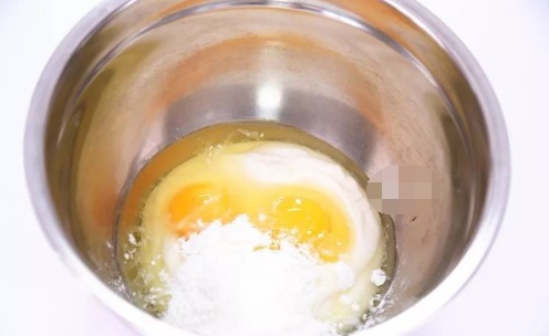 蛋糕|一包酸奶、两个鸡蛋、一勺淀粉,搅一搅就可以做的蛋糕