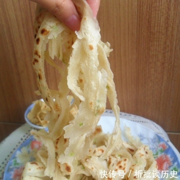面食|烙饼软怎么和面?开水烫或加鸡蛋,都不对!教你几种做法,太香了
