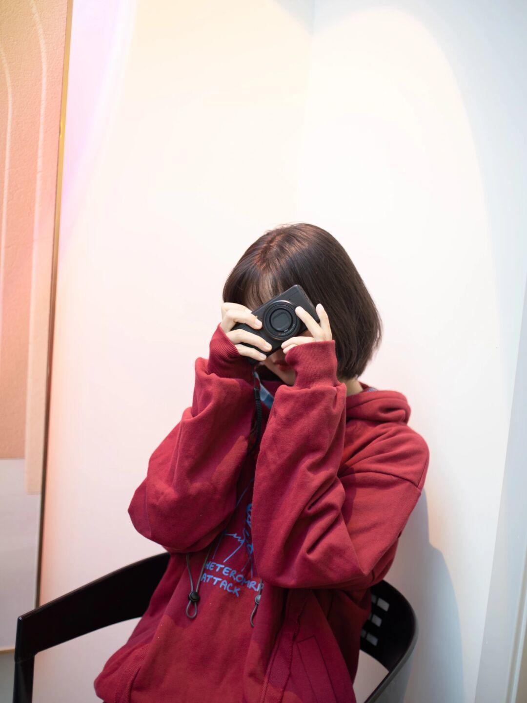 红色字母卫衣+白色休闲裤,韩范十足!|早秋卫衣合集| 韩范