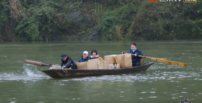 为了节目效果还是偷懒？黄磊划船时多次“划水”，被观众质疑偷懒