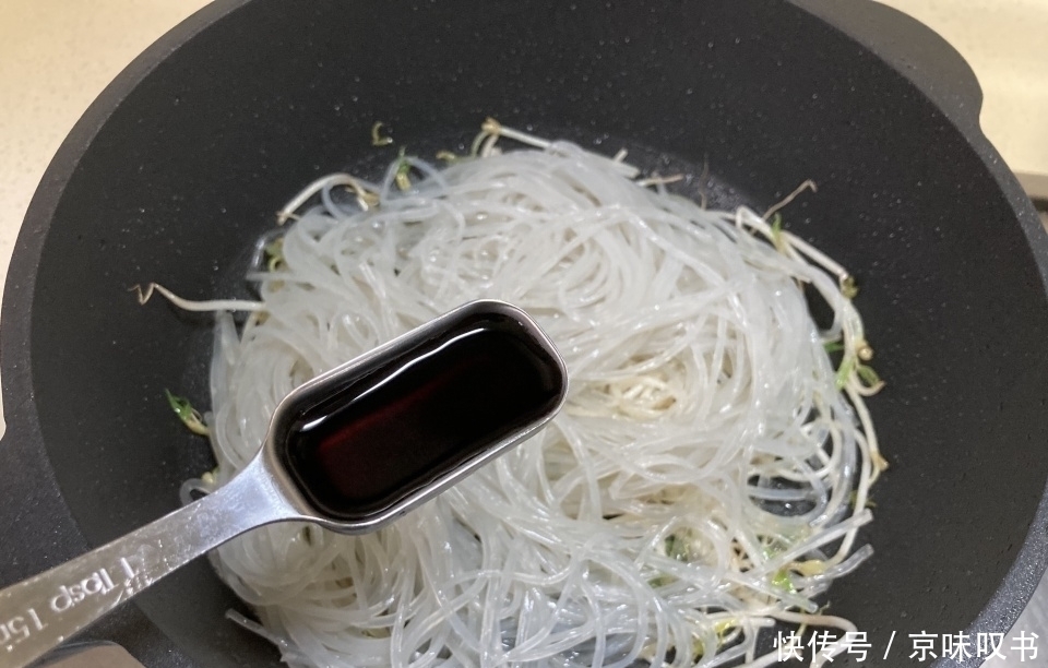 秋天|秋天此菜每周吃二次,清爽可口有筋道,简单省事,上桌就光盘