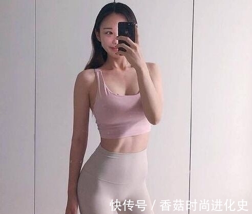 穿搭 俏丽多姿的打底裤美女，莫名的有一种成熟韵味！