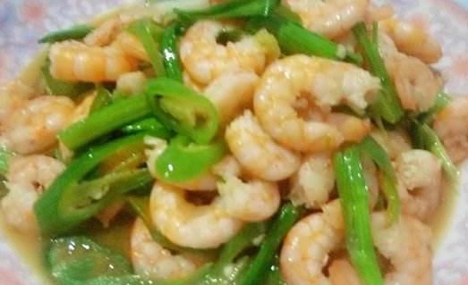 身体|炒芹菜时不妨加“一宝”，清热解毒降血压，更能增强身体免疫力
