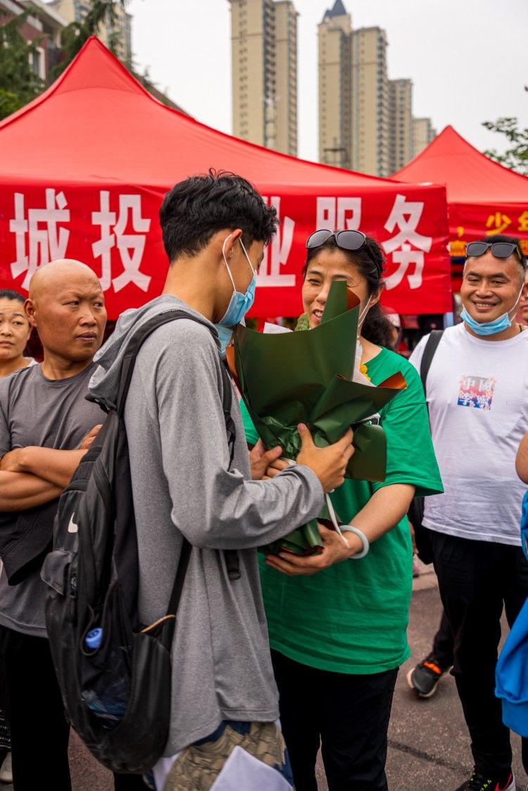 高考|高考第三天，已有考生完考，家长手持花束翘首企盼“英雄”归来