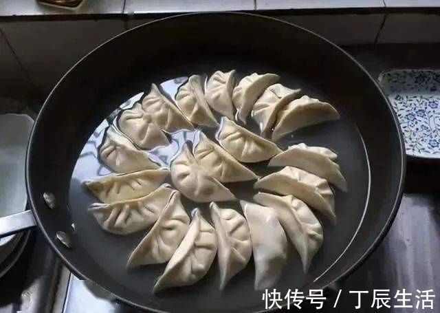 饺子皮|包好的饺子，直接放冰箱就错了，这样保存，煮的时候不破皮不粘锅