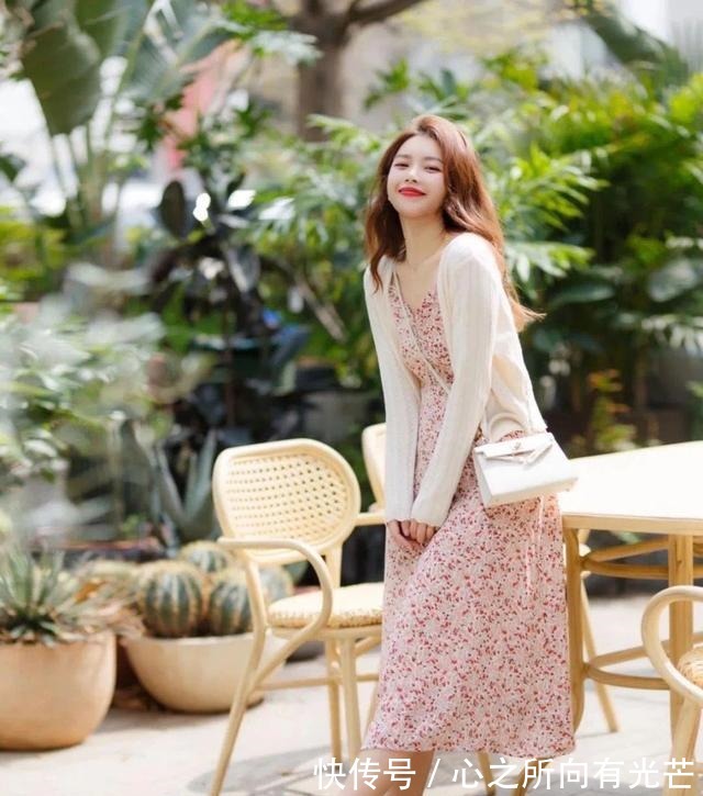 减龄 容易显老的“碎花裙”，怎么穿才能减龄又洋气！