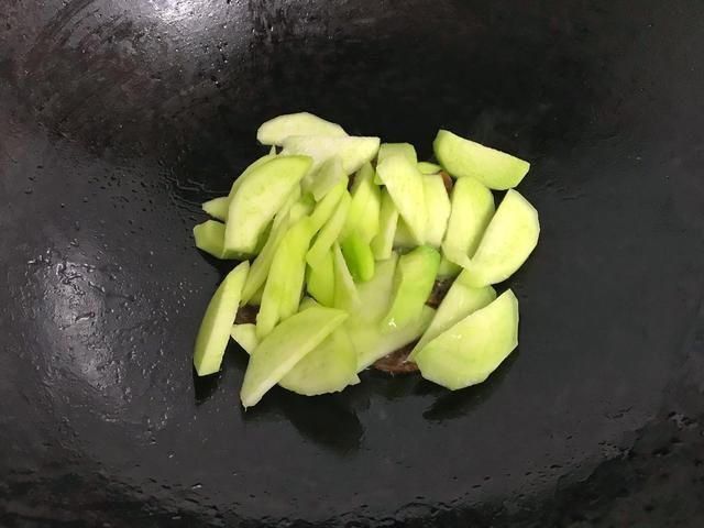 天气转凉，这碱性蔬菜要多吃，和腊肠一起炒，鲜香入味又下饭