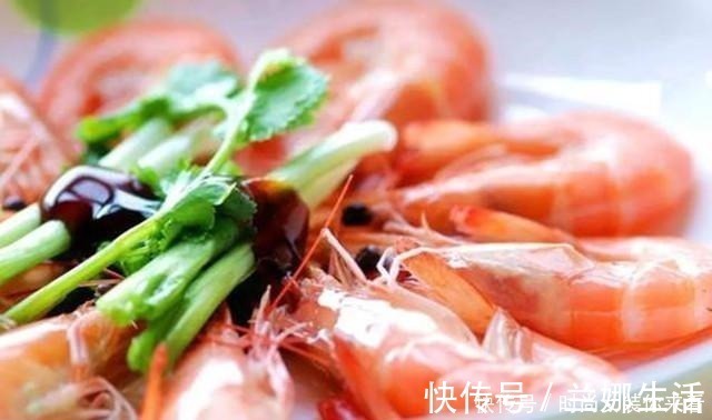 水煮虾，只加生姜和食盐可不够，多加这“2味”，虾肉不腥不柴！