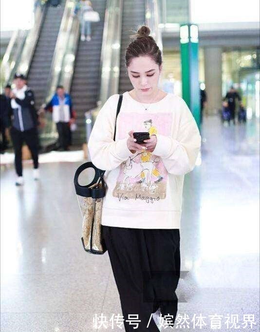 阿娇仗着神颜就乱穿,把“大爷背心”穿上身真是心大,邋遢又俗气