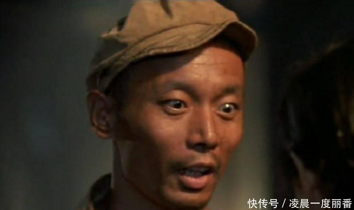 余华《活着》福贵埋了所有至亲,田里的坟堆成一排,他还笑着