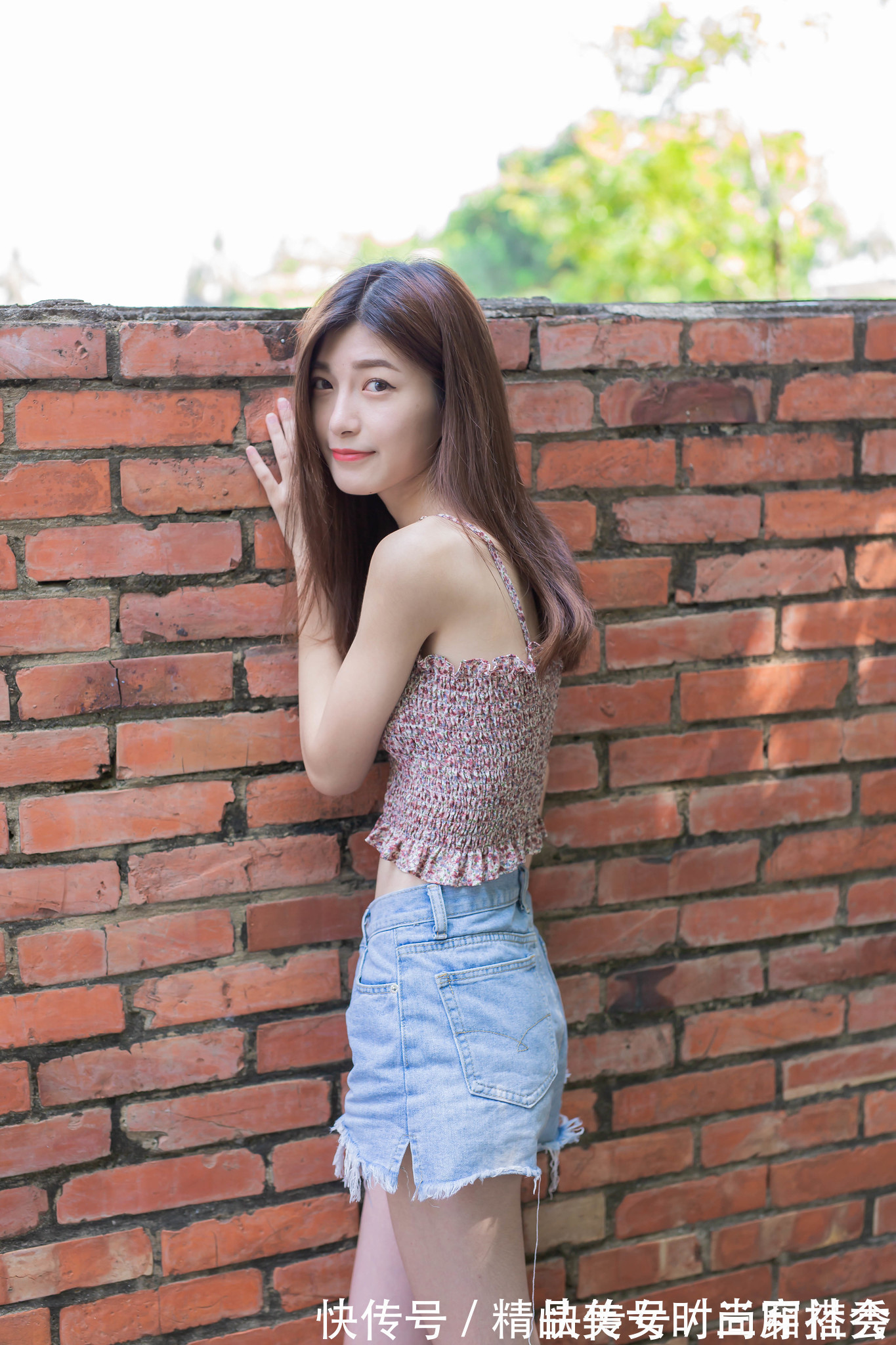 牛仔短裤 碎花的吊带背心清新又时尚,搭配一条高腰牛仔短裤,休闲范十足