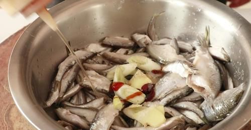 干炸|想吃“干炸小白条”别出去买了,大厨教你在家做,焦香酥脆吃过瘾