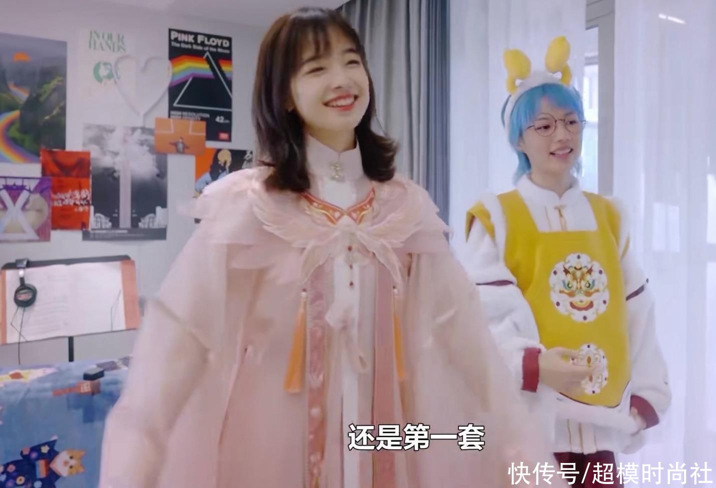 央视主持王冰冰汉服造型惊艳！穿白色刺绣汉服气质清纯，被夸绝美