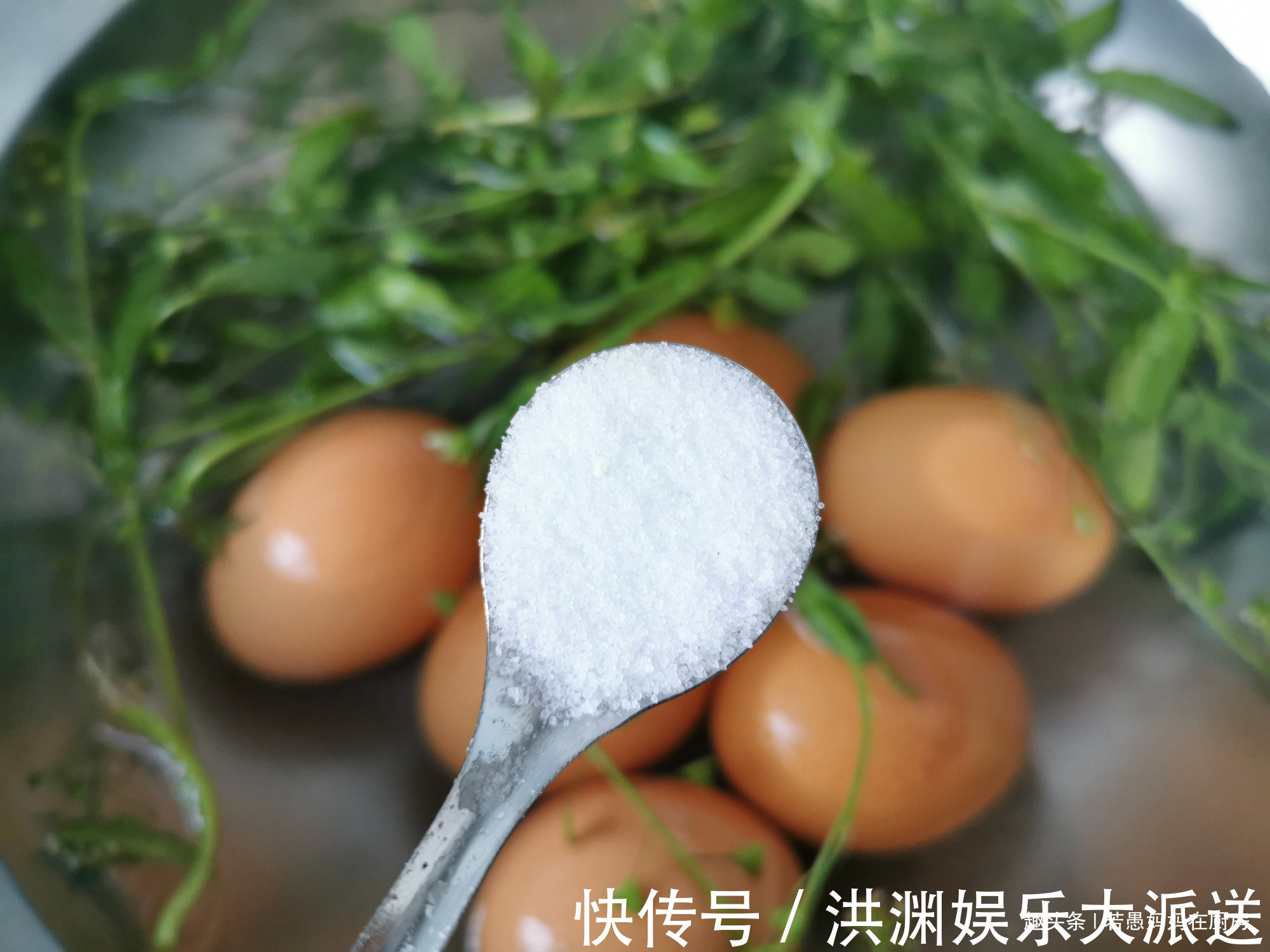 煮鸡蛋该用冷水还是热水教你煮鸡蛋的3个小窍门，不粘壳还好剥