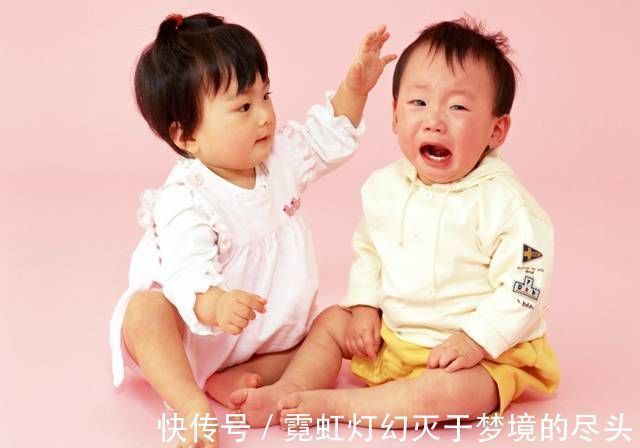 姐姐|六岁姐姐打哭三岁弟弟,网上一片称赞:教育方式堪比教科书范本