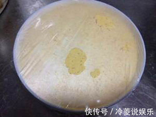 玉米面新做法,开水一烫,筷子一搅,一个就能解决全家人早餐